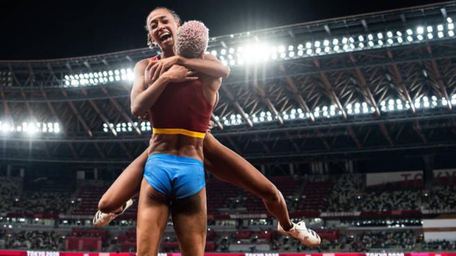 Yulimar Rojas y Ana Peleteiro se abrazan durante los JJOO Tokyo 2020 (foto: Cordon Press).