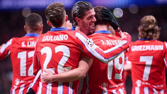 Giuliano Simeone, Rodrigo De Paul y Julián Álvarez se abrazan tras un gol del Atlético (Cordon P