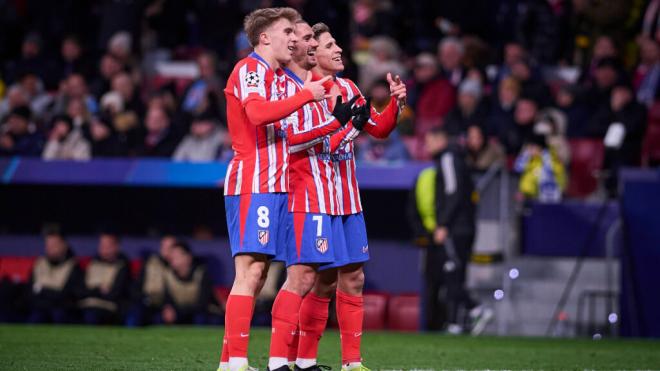 Pablo Barrios, Antoine Griezmann y Giuliano Simeone celebran un gol del Atlético (foto: Cordon Press).