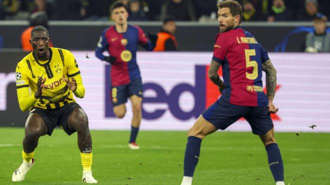 Guirassy e Íñigo Martínez durante el encuentro (Foto: EFE)