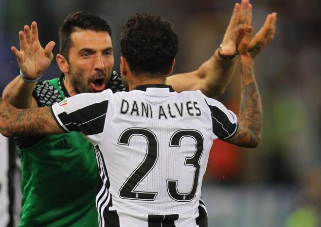 Gianluigi Buffon y Dani Alves celebran un gol con la Juventus.