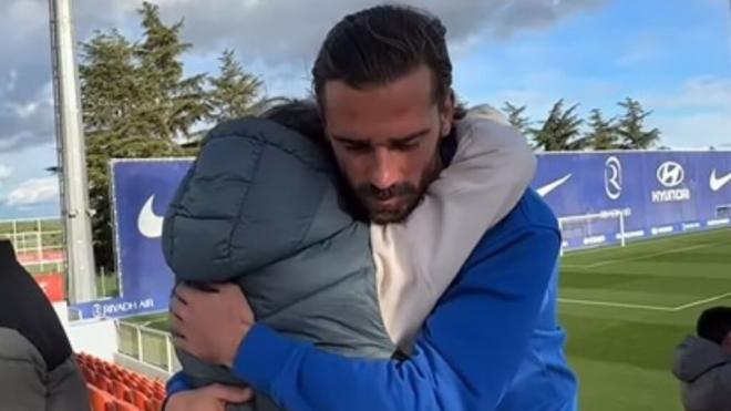 Antoine Griezmann abraza a Paola (Instagram Atleti y Atleti Fundación)