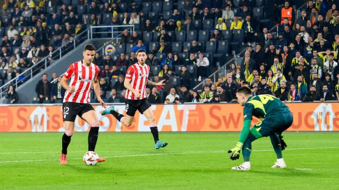 Llegada de Gorka Guruzeta ante el portero del Fenerbahçe en Estambul (Foto: Athletic Club).