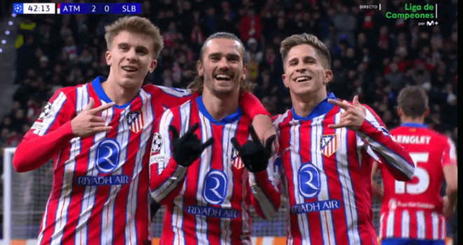 Pablo Barrios, Griezmann y Giuliano Simeone celebrando como Julián Álvarez (Movistar +)