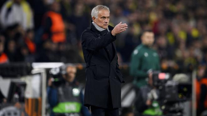 José Mourinho dirige a su equipo en el partido europeo del Fenerbahçe en Estambul (Foto: Athletic Club).