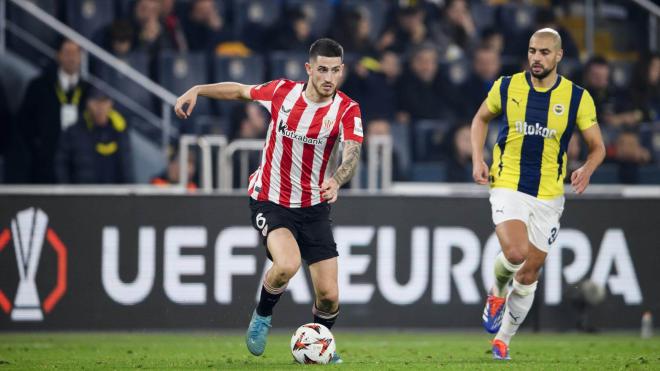 El navarro Oihan Sancet la lleva en el partido ante el Fenerbahçe turco en Estambul (Foto: Athletic Club).