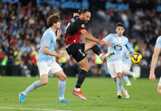 Vedat Muriqi da un pase en el Celta-Mallorca (Foto: EFE).