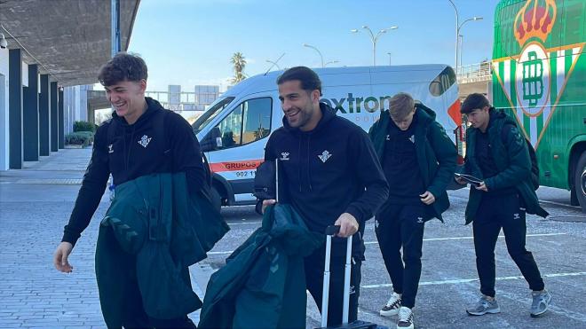 Los futbolistas del Betis, antes de partir hacia Moldavia (Foto: Kiko Hurtado).