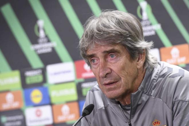 Manuel Pellegrini, en la rueda de prensa previa al Petrocub-Betis (Foto: Kiko Hurtado).