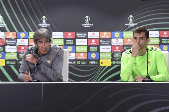 Manuel Pellegrini y Diego Llorente, en la rueda de prensa previa al Petrocub-Betis (Foto: Kiko Hurt