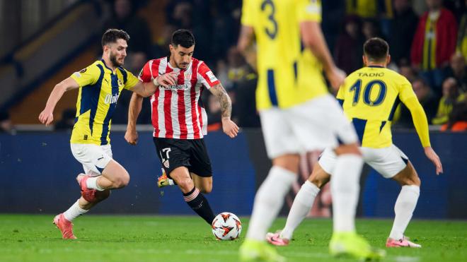 Yuri Berchiche, ante el Fenerbahçe en Estambul (Foto: Athletic Club).