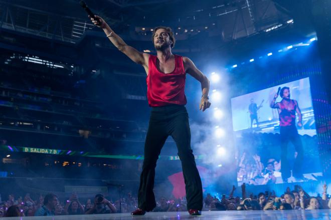 Manuel Carrasco, en su concierto en el Santiago Bernabéu (Foto: Cordon Press).