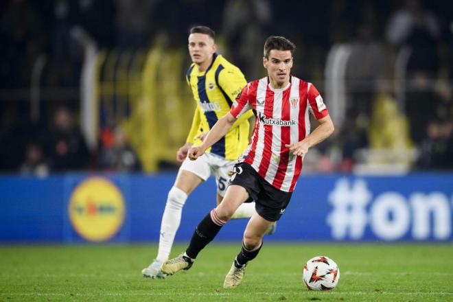 Iñigo Ruiz de Galarreta la lleva en la victoria ante el Fenerbahçe en Estambul (Foto: Athletic Club).