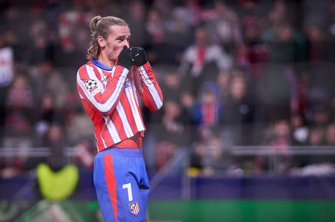 Antoine Griezmann besa el escudo del Atlético de Madrid (Cordon Press)