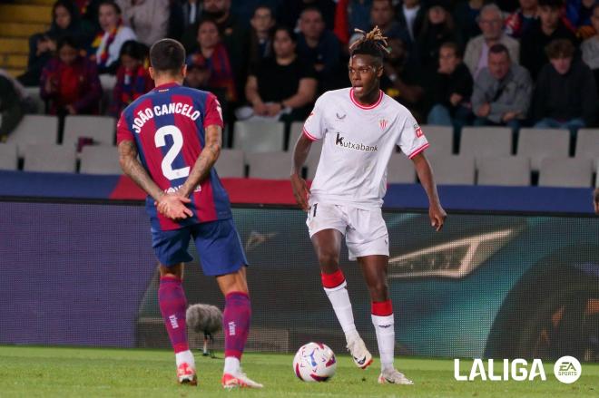 Nico Williams, de blanco ante el FC Barcelona en la 23/24 (Foto: LALIGA).