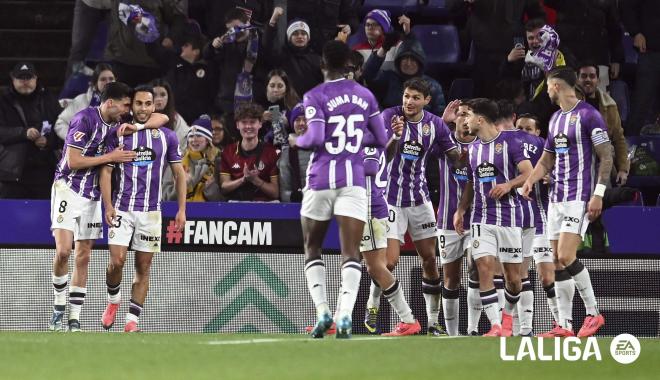 Los jugadores del Valladolid celebran el gol de Anuar (Foto: LALIGA).