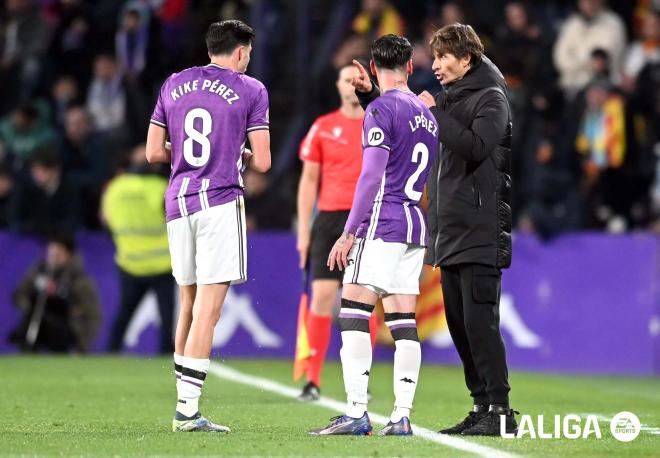 Álvaro Rubio da instrucciones a Kike Pérez y Lucas Rosa.