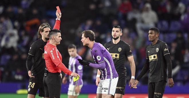 Expulsión de Juanmi Latasa en el Real Valladolid - Valencia (Foto: LALIGA)