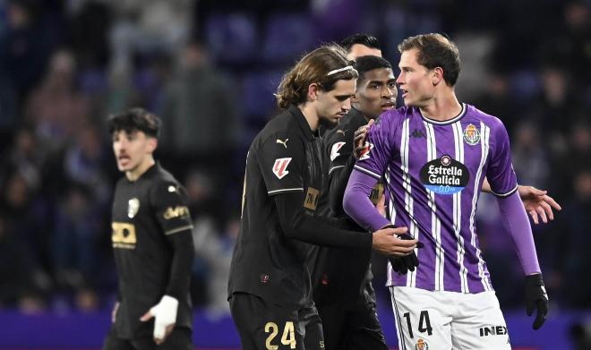 Expulsión de Juanmi Latasa en el Real Valladolid - Valencia (Foto: LALIGA)