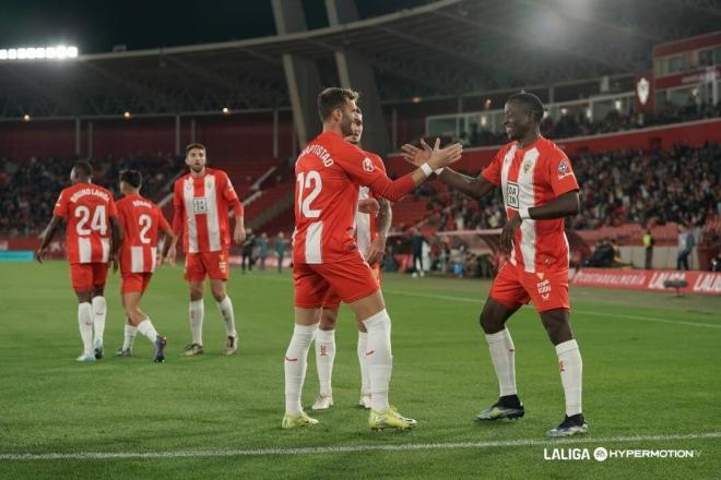 Los jugadores del Almería celebran el gol de Leo Baptistao (Foto: LALIGA).