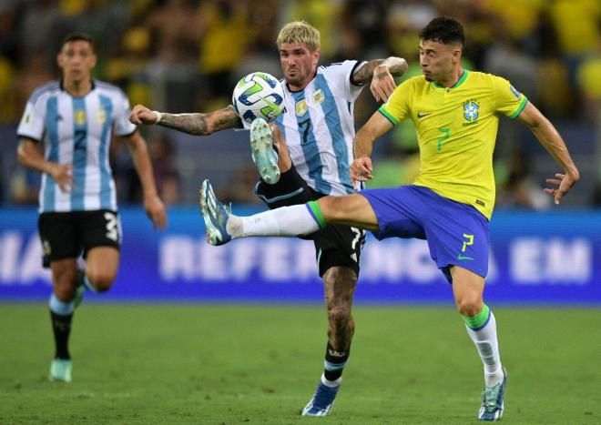 Rodrigo de Paul y Gabriel Martinelli pelean un balón en el Brasil-Argentina.