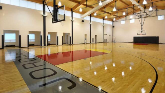 Pista de baloncesto en casa de Michael Jordan (Concierge Inmobiliaria)