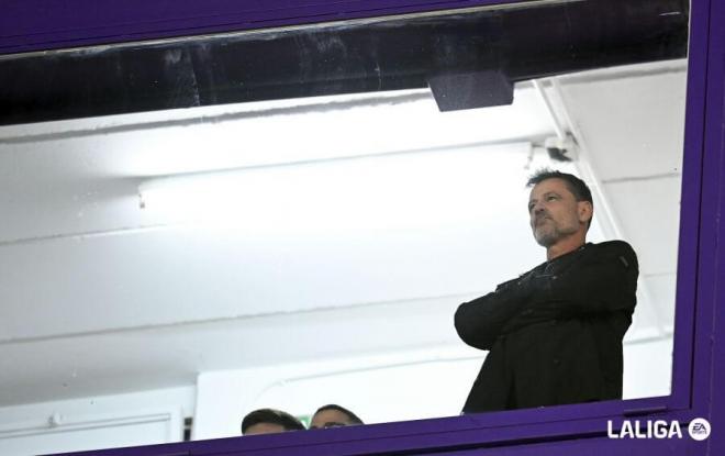 Diego Cocca viendo el Real Valladolid - Valencia.