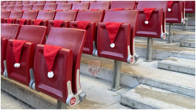 Los gorros de Navidad que estarán en los asientos del Metropolitano en el partido frente al Getafe. (Fuente: @lavozdelatleti_)