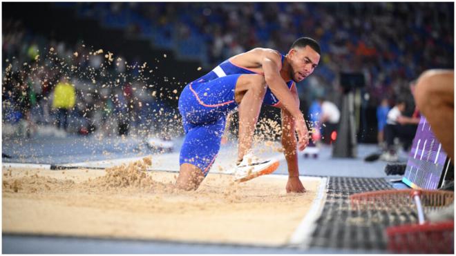 Benjamin Compaoré, durante una prueba de triple salto (foto: Cordon Press).