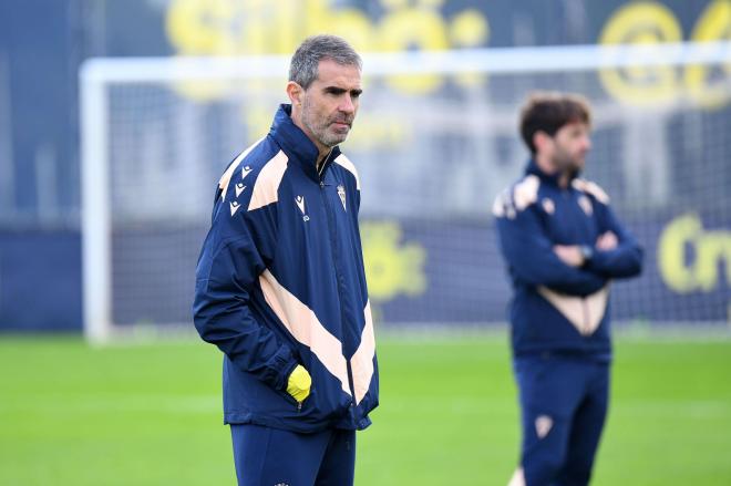 Gaizka Garitano, en un entrenamiento en El Rosal (Foto: Cádiz CF).