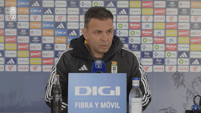 Javi Calleja, en rueda de prensa con el Real Oviedo.