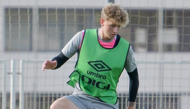 Pelayo Fernández, hijo del ex del Sporting Sergio, durante un entrenamiento (Foto: Rayo Vallecano).