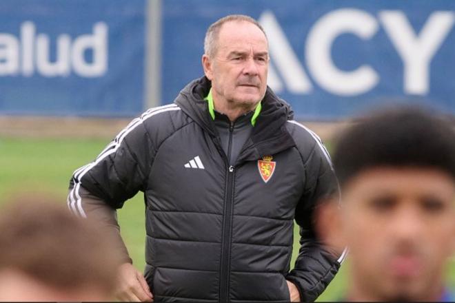 Víctor Fernández, durante un entrenamiento del Real Zaragoza (Foto: RZ).