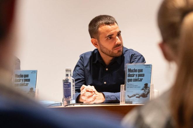 Javi Guillén y su libro 'Mucho que decir y poco que contar' (Foto: Mos Rey).