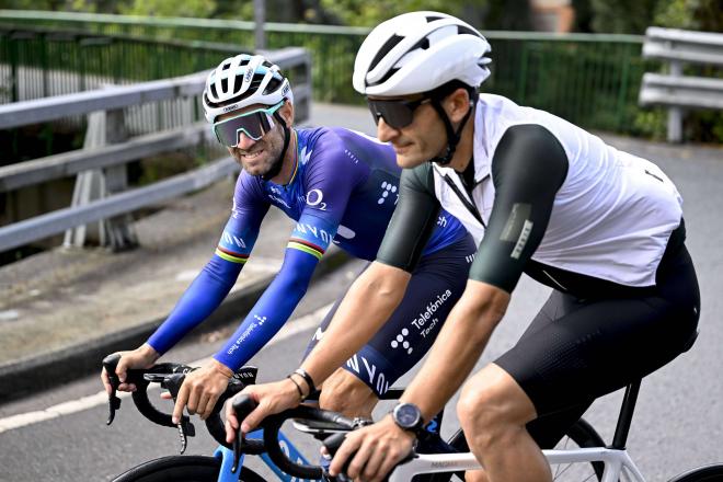 Alejandro Valverde durante un calentamiento con la ropa de Movistar Team (Foto: Cordon Press).