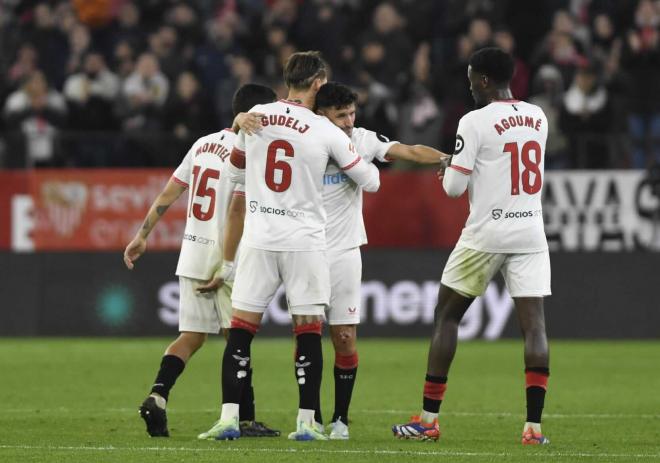 Gudelj abraza a Jesús Navas antes de ser cambiado en el Sevilla-Celta (Foto: Kiko Hurtado).