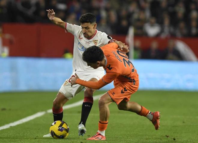 Jesús Navas con la pelota (foto: Kiko Hurtado).