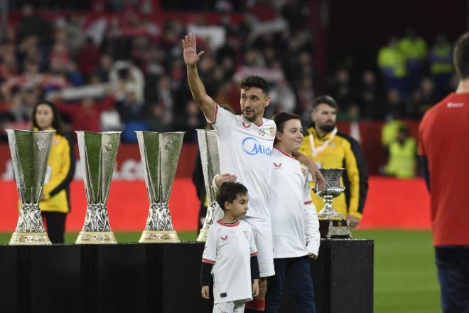 Jesús Navas, con sus hijis, en su úktimo partido en el Sánchez-Pizjuán (Foto: Kiko Hurtado).