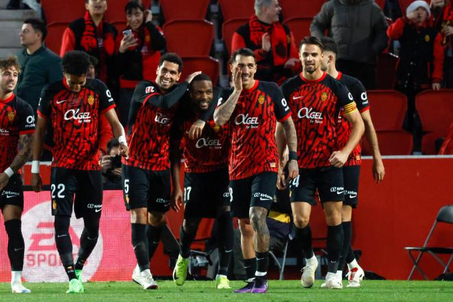 Los jugadores del Mallorca celebran uno de los goles ante el Girona (FOTO: EFE).