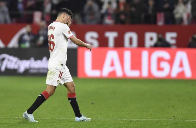 Jesús Navas, al ser sustituido en el Sevilla-Celta (Foto: Kiko Hurtado).