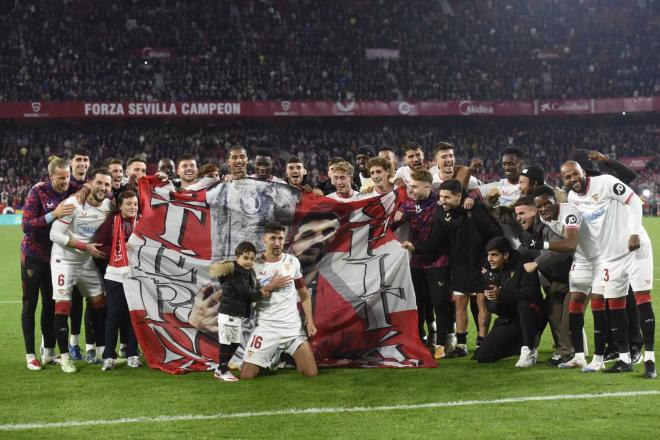 Jesús Navas con sus compañeros (foto: Kiko Hurtado).