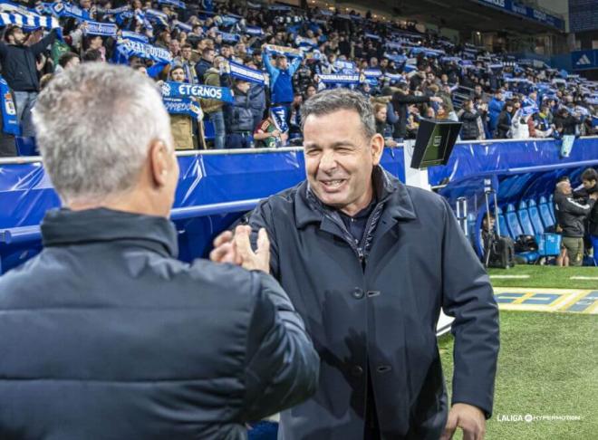 Javi Calleja saluda a Fran Escribá antes del Real Oviedo-Granada (FOTO: LALIGA).