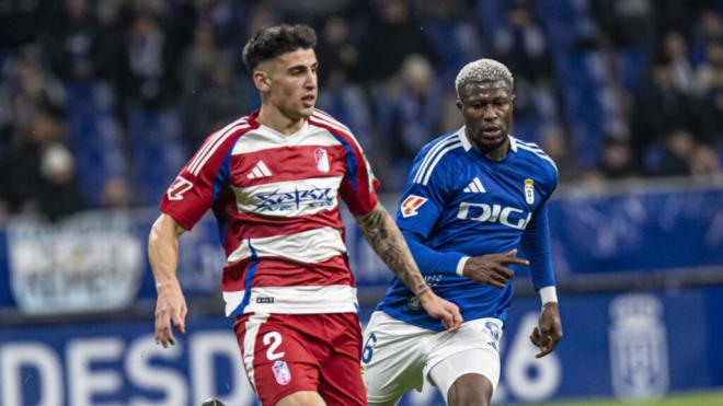 Rubén Sánchez y Sibo, en una jugada del Real Oviedo-Granada (FOTO: LALIGA).