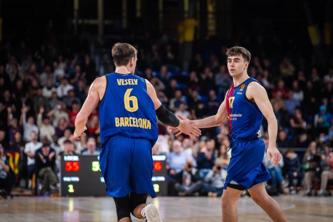 Jan Vesely y Juan Núñez, en el partido ante Olimpia Milano (Foto: FCB)