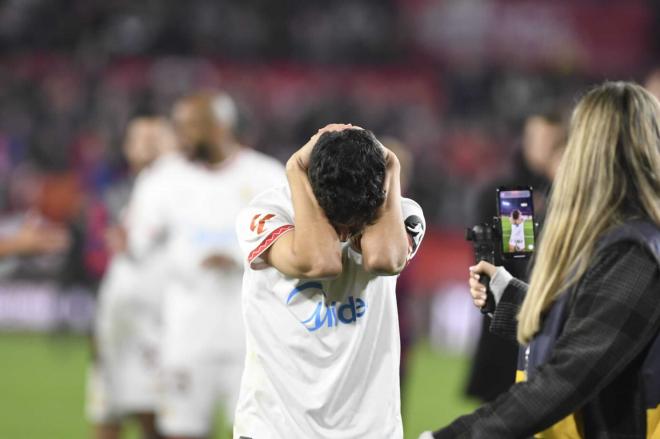 Jesús Navas, despidiéndose del Sánchez-Pizjuán (Foto: Kiko Hurtado).