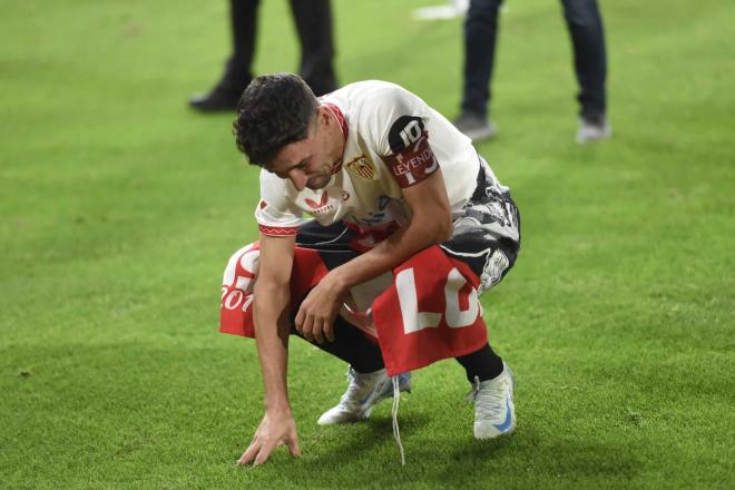 Jesús Navas, despidiéndose del Sánchez-Pizjuán (Foto: Kiko Hurtado).