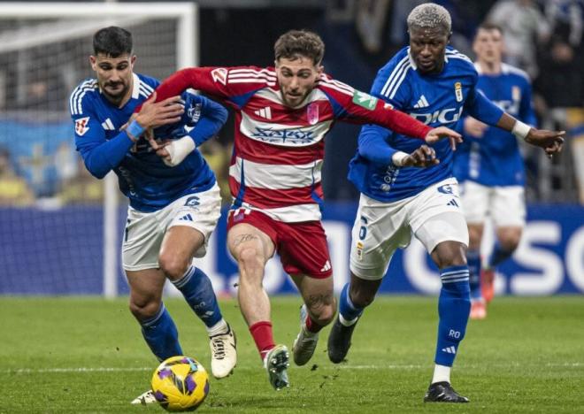 Pomares y Sibo luchan un balón en el Real Oviedo-Granada (FOTO: LALIGA).