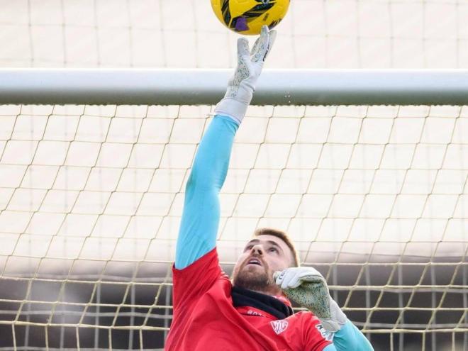 El guardameta Unai Simón se entrena en Lezama (Foto: Athletic Club).