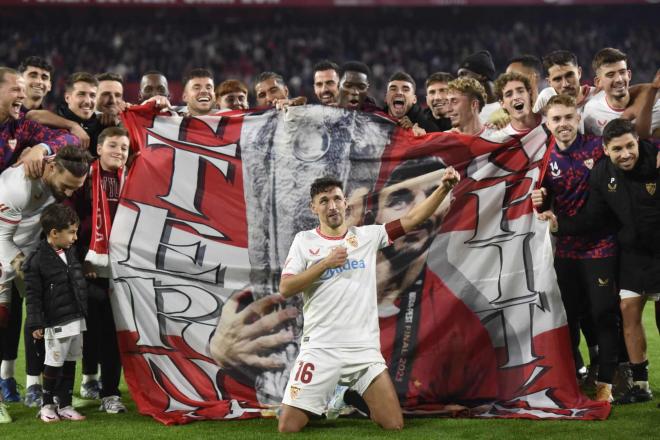 Jesús Navas, en su despedida del Sánchez-Pizjuán (Foto: Kiko Hurtado).