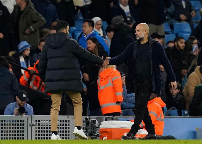 Pep Guardiola da la mano a Amorim en el Manchester City-Manchester United (FOTO: Cordón Press).